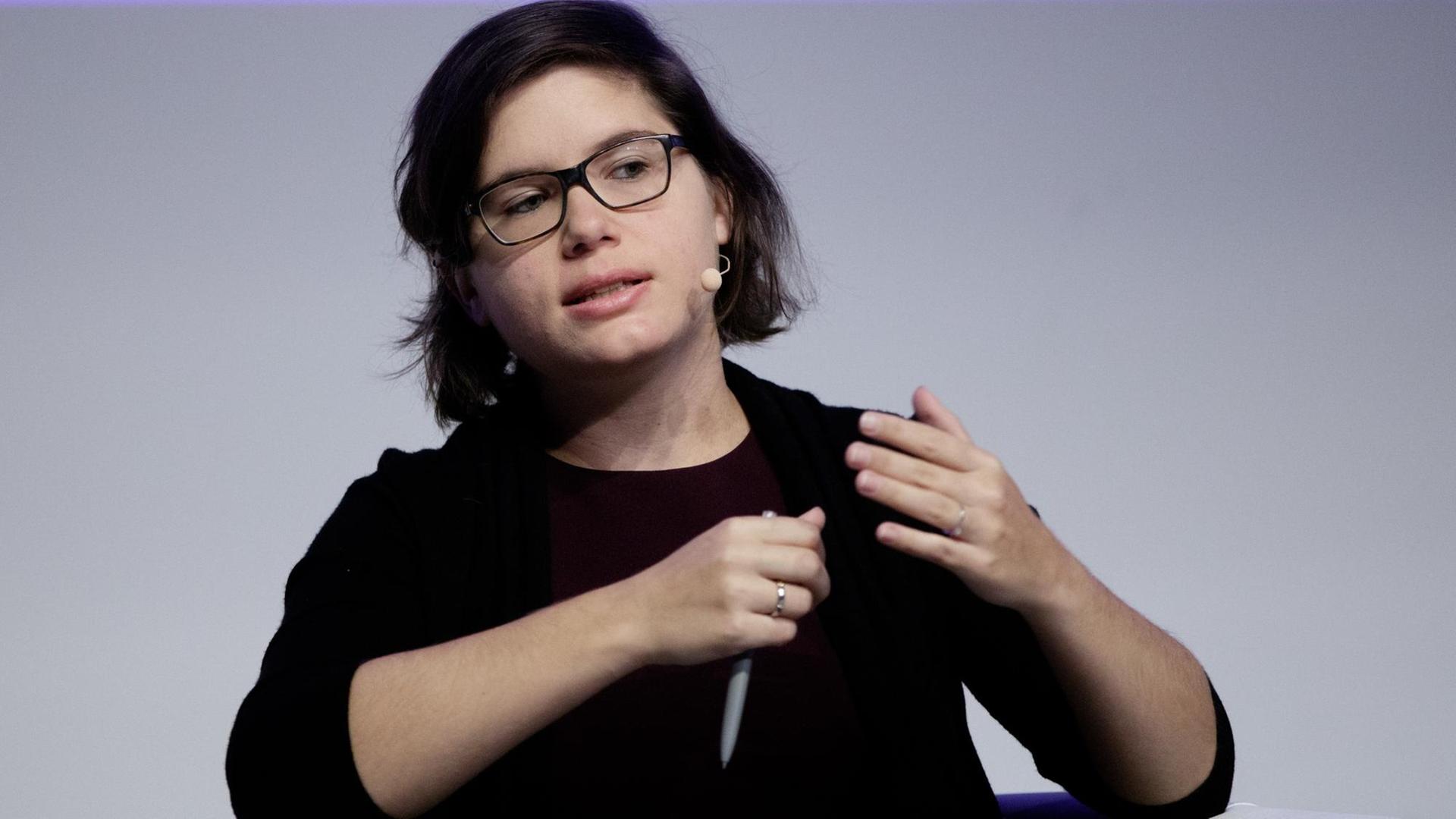 Die österreichische Autorin und Journalistin Ingrid Brodnig während einer Diskussionsrunde zum Thema "Fakenews" im Rahmen der 24. Österreichischen Medientage in Wien