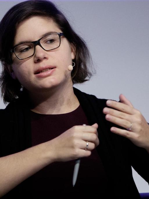 Die österreichische Autorin und Journalistin Ingrid Brodnig während einer Diskussionsrunde zum Thema "Fakenews" im Rahmen der 24. Österreichischen Medientage in Wien