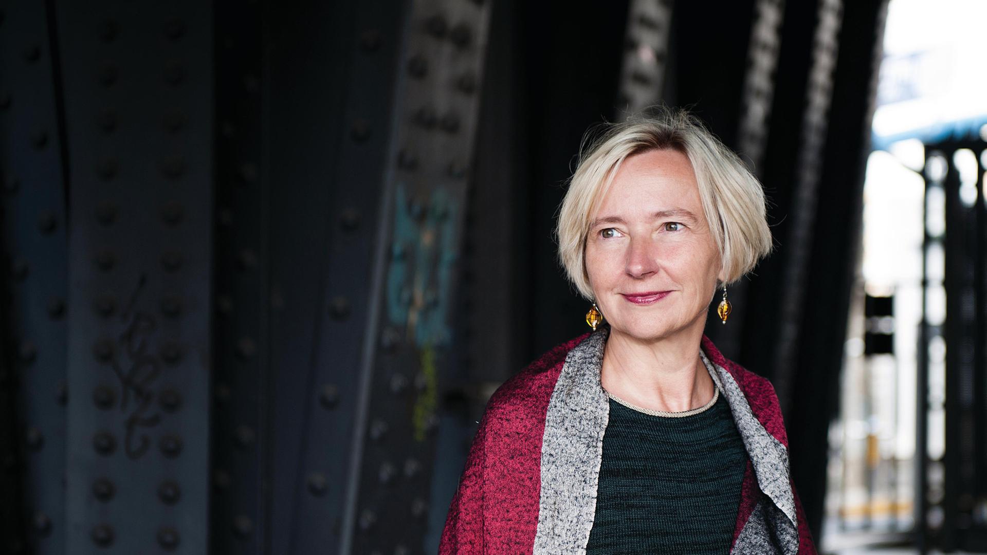 Ute Krause schaut mit freundlicher Miene links an der Kamera vorbei Ute Krause schaut mit freundlicher Miene links an der Kamera vorbei