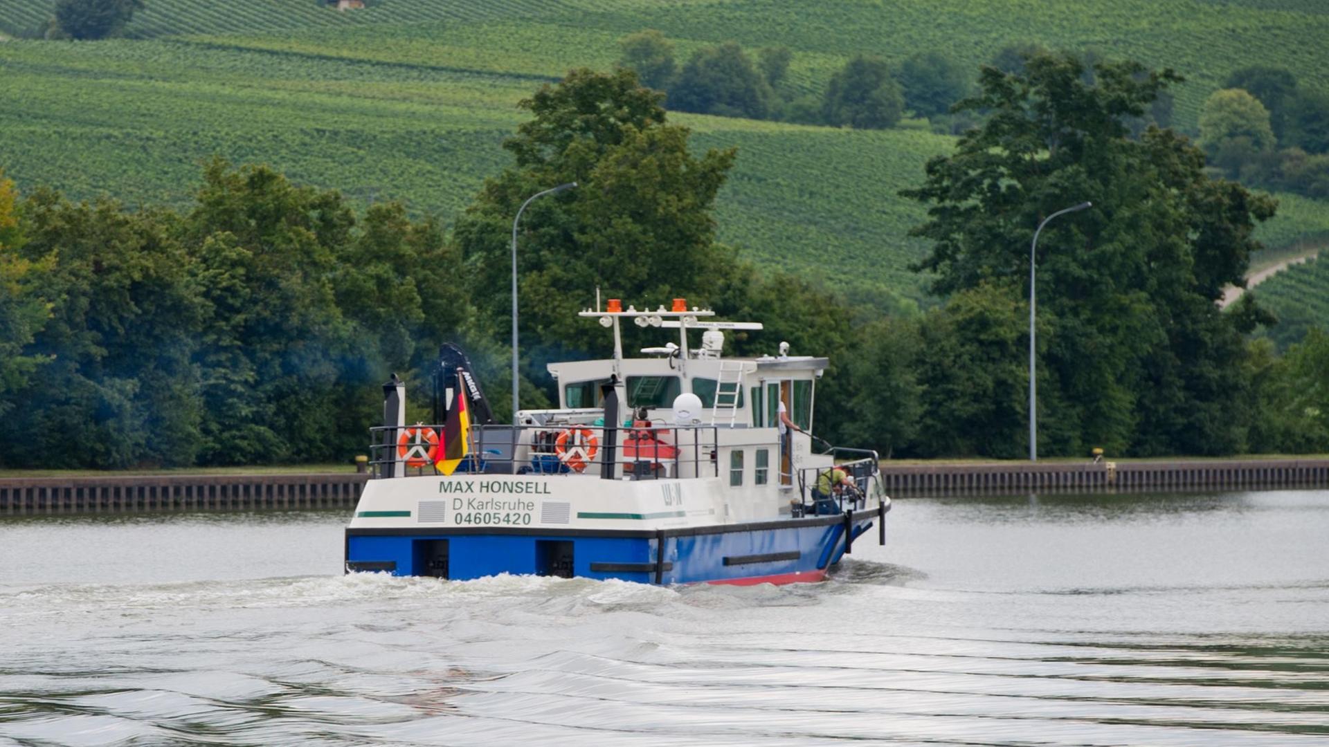 Das LUBW-Messsschiff (Landesanstalt für Umwelt, Messungen und Naturschutz) "Max Honsell" fährt am 07.08.2014 in Lauffen am Neckar (Baden-Württemberg) auf dem Neckar. Das Schiff wird für Mikroplastikuntersuchungen in Rhein und Neckar eingesetzt werden.