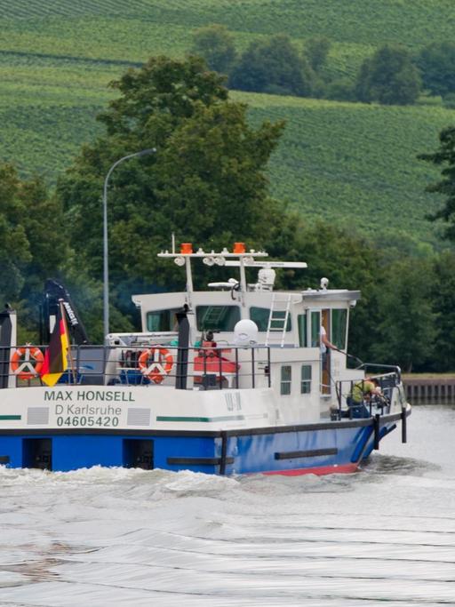 Das LUBW-Messsschiff (Landesanstalt für Umwelt, Messungen und Naturschutz) "Max Honsell" fährt am 07.08.2014 in Lauffen am Neckar (Baden-Württemberg) auf dem Neckar. Das Schiff wird für Mikroplastikuntersuchungen in Rhein und Neckar eingesetzt werden.
