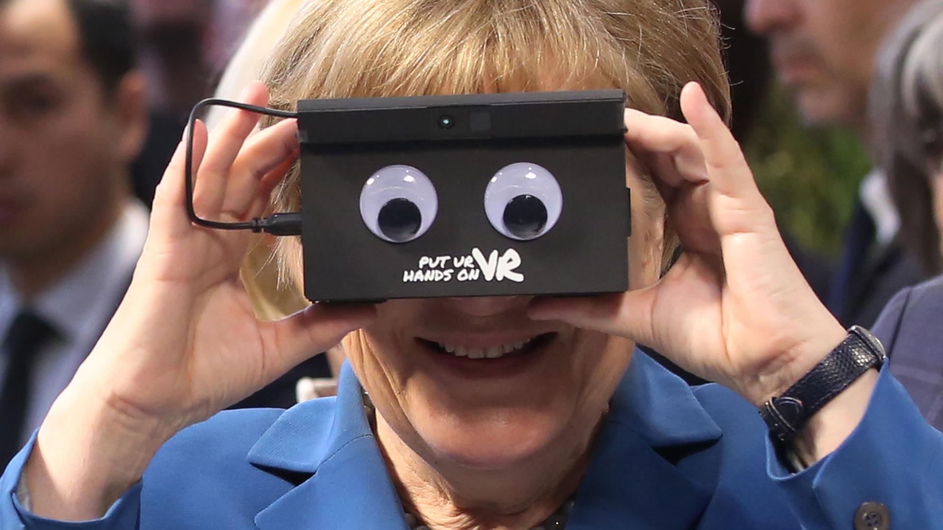Bundeskanzlerin Angela Merkel (CDU) besucht am 25.04.2016 den Stand von ifm electronic (Automatisierungstechnik) auf der Hannover Messe (Niedersachsen). Die USA sind dieses Jahr das Partnerland der Messe. Der US-Präsident hält sich für einen zweitägigen Besuch in Deutschland auf.