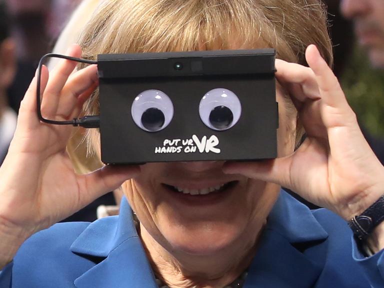 Bundeskanzlerin Angela Merkel (CDU) besucht am 25.04.2016 den Stand von ifm electronic (Automatisierungstechnik) auf der Hannover Messe (Niedersachsen). Die USA sind dieses Jahr das Partnerland der Messe. Der US-Präsident hält sich für einen zweitägigen Besuch in Deutschland auf.