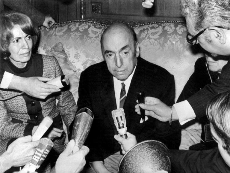 Ein Bild von 1971: Pablo Neruda (Mitte) im Gespräch mit Journalisten.