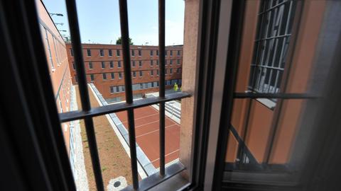 Im Vodergrund sind Gitterstäbe, durch die der Innenhof der Frauenabteilung der Justizvollzugsanstalt (JVA) Stadelheim in München zu sehen ist, als der Neubau 2009 beendet war.