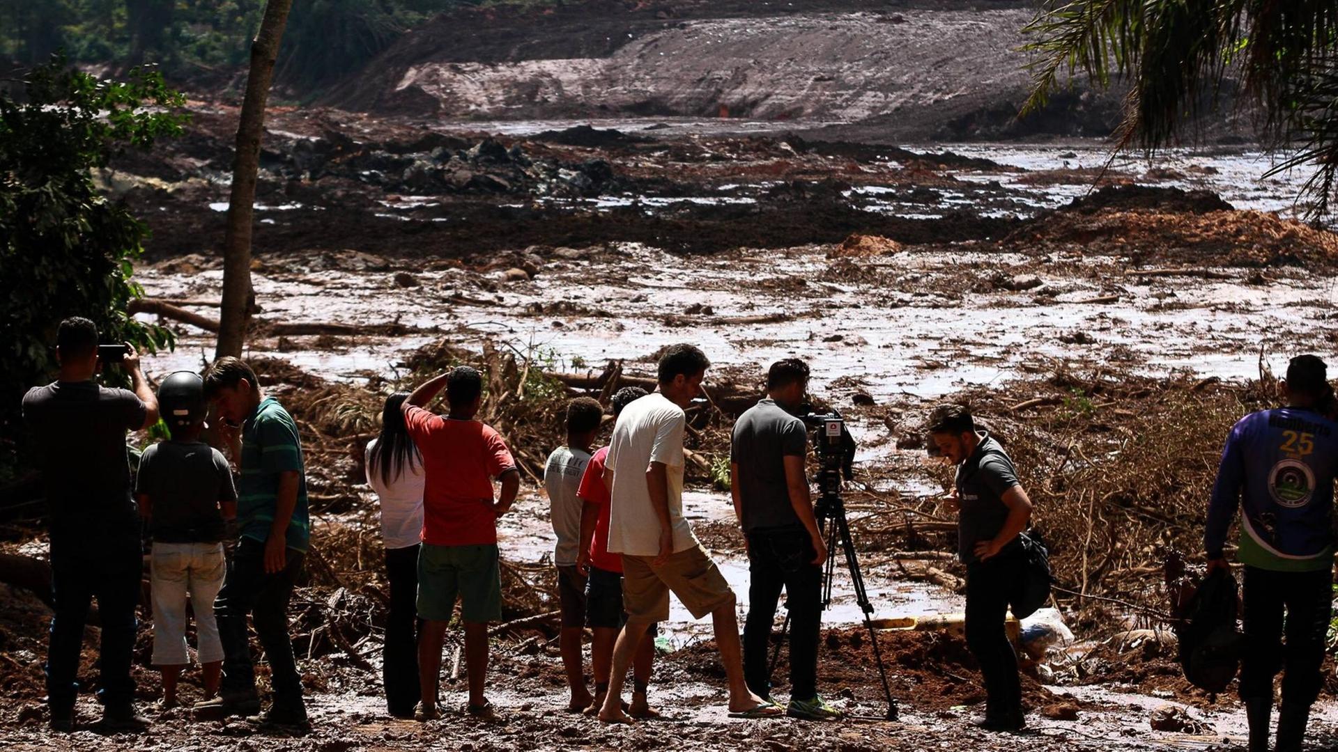 Anwohner schauen sich die Zerstörungen an nach dem Dammbruch in der Eisenerzmine in Brumadinho im Januar 2019.