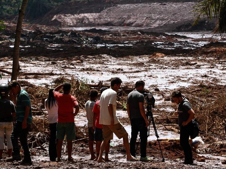 Anwohner schauen sich die Zerstörungen an nach dem Dammbruch in der Eisenerzmine in Brumadinho im Januar 2019.