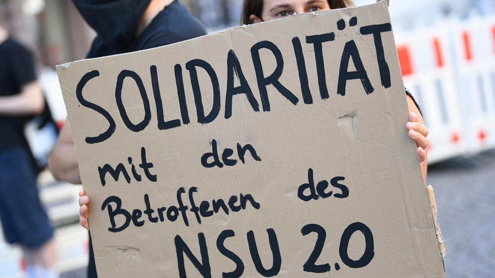 Ein Demonstrantin während einer Kundgebung in der Wiesbadener Innenstadt mit einem Plakat mit der Aufschrift "Solidarität mit den Betroffenen des NSU 2.0". Anlass der Protestaktion war eine Sitzung des Landtags-Innenausschusses zu der Affäre um rechtsextreme Drohschreiben.