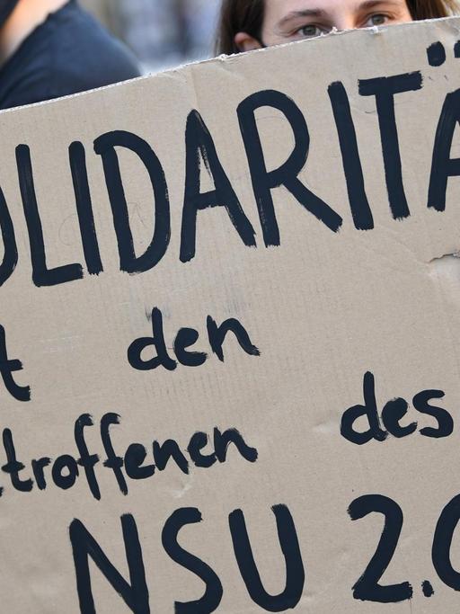 Ein Demonstrantin während einer Kundgebung in der Wiesbadener Innenstadt mit einem Plakat mit der Aufschrift "Solidarität mit den Betroffenen des NSU 2.0". Anlass der Protestaktion war eine Sitzung des Landtags-Innenausschusses zu der Affäre um rechtsextreme Drohschreiben.