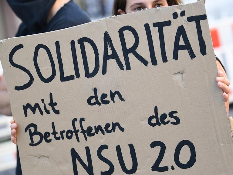 Ein Demonstrantin während einer Kundgebung in der Wiesbadener Innenstadt mit einem Plakat mit der Aufschrift "Solidarität mit den Betroffenen des NSU 2.0". Anlass der Protestaktion war eine Sitzung des Landtags-Innenausschusses zu der Affäre um rechtsextreme Drohschreiben.