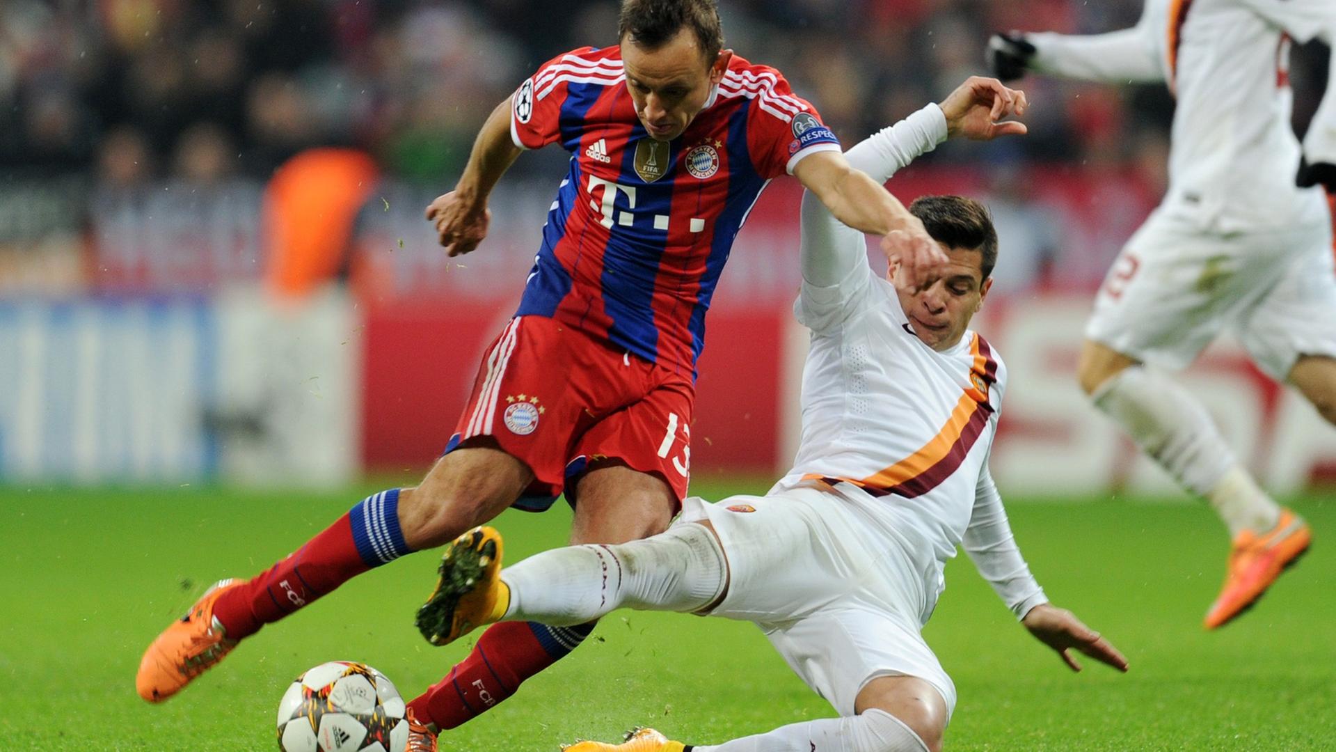Rafinha von Bayern und Iturbe von Rom kämpfen um den Ball. Rafinha von Bayern und Iturbe von Rom kämpfen um den Ball.