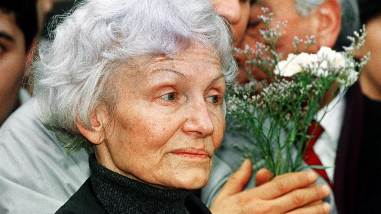 Margot Honecker bei der Beerdigung ihres Mannes, Erich Honecker, am 29. Mai 1994 in Santiago de Chile