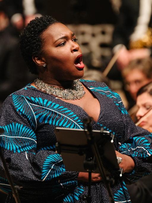 Die Sängerin Louise Toppin singt bei einem Auftritt mit Lawrence Brownlee, Thomas Hampson Roderick und der Deutschen Kammerphilharmonie Bremen.