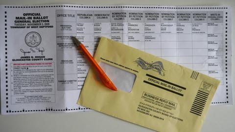 Feature / Symbol: US-Briefwahlunterlagen 10/20 lips Briefwahl-Unterlagen zur US-Wahl am 3. November 2020 USA Amerika amerikanische Politik Wahl Präsidentschaftswahl Wahlen 03.11.2020 Kandidaten Kandidat Präsident Präsidentschaftskandidat wählen Wahlberechtigte Wahlberechtigung wahlberechtigt Stimmabgabe Wahlzettel Stimmzettel Zettel Unterlagen Papier Briefwahl Brief Republikaner Demokraten Senat Repräsentanten Repräsentantenhaus Vereinigte Staaten Stift ankreuzen ankreuzend Kreuz machen Umschlag Rücksendeumschlag Absentee Politics official mail mail-in ballot general election West Deptford Township, New Jersey quer *** Feature Symbol US letter ballot papers 10 20 lips letter ballot papers U.S. election on November 3, 2020 U.S. Am