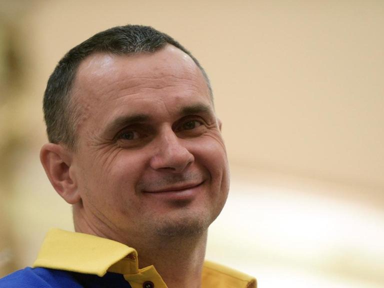 Oleg Senzow lächelt freundlich in Richtung des Betrachters.