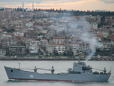 Das russische Landungsschiff "Saratow" passiert in Istanbul den Bosporus in Richtung Schwarzes Meer.