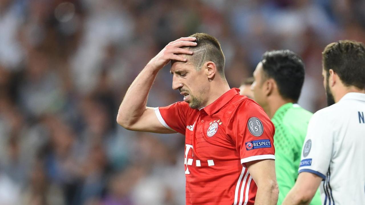 Sie sehen Franck Ribéry von Bayern München, er fasst sich an den Kopf.