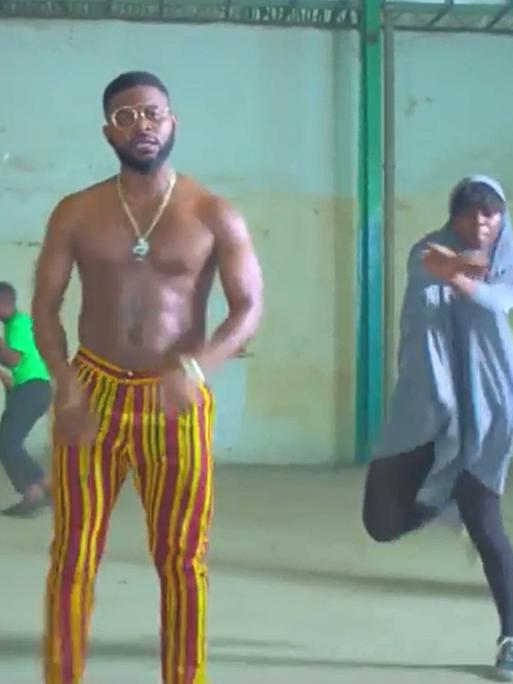 Der nigeranische Rapper Falz, hinter ihm Tänzerinnen mit Kopftuch, im Video "This is Nigeria".