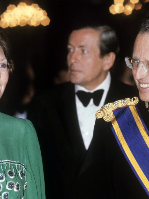 Königin Beatrix der Niederlande mit König Baudoin von Belgien im Jahr 1981. Diskret im Hintergrund hält sich der Gatte von Beatrix, Prinz Claus.