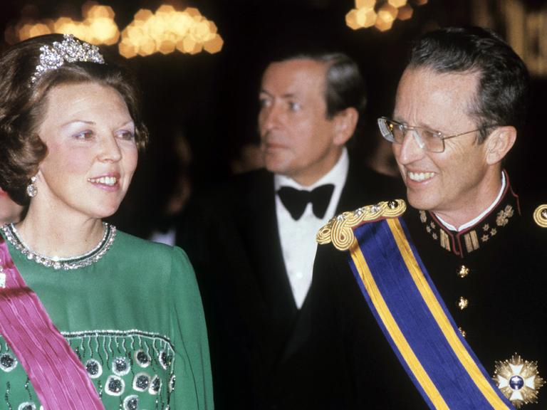 Königin Beatrix der Niederlande mit König Baudoin von Belgien im Jahr 1981. Diskret im Hintergrund hält sich der Gatte von Beatrix, Prinz Claus.