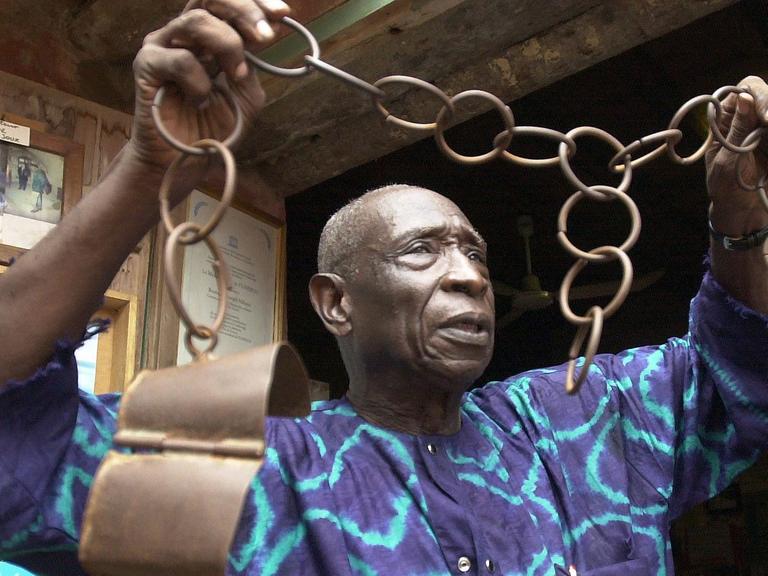 Joseph Ndiaye, Kurator des "House of the Slaves" in Dakar, zeigt eine Kette mit der Sklaven gefesselt wurden.