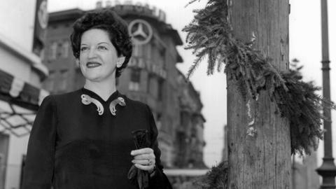 Kammersängerin und Wagnerinterpretin Astrid Varnay während eines Bummels über den Berliner Kurfürstendamm am 10. August 1951. | Verwendung weltweit