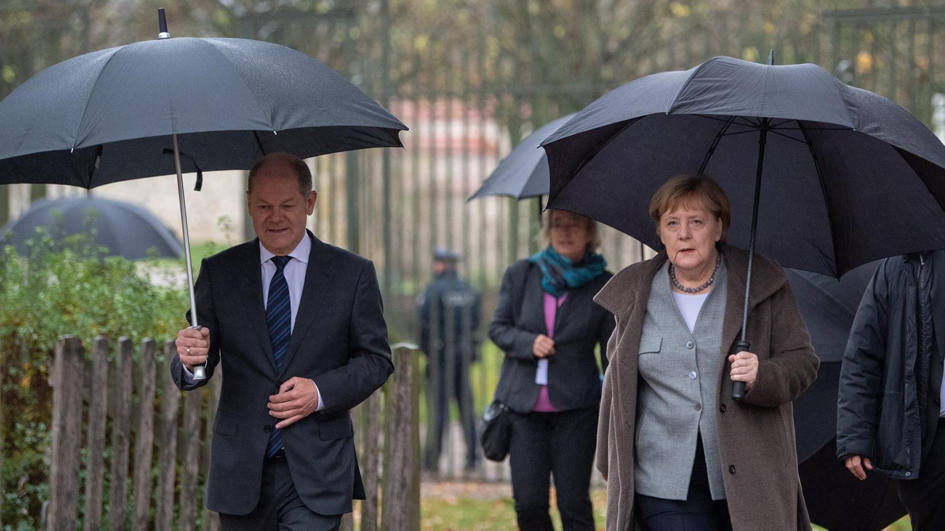 Das Foto zeigt Bundeskanzlerin Angela Merkel und Olaf Scholz, Bundesfinanzminister, auf dem Weg zu einer Pressekonferenz nach dem Abschluss der Klausurtagung des Bundeskabinetts im Schloss Meseberg.