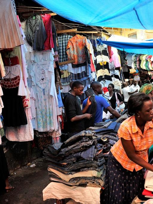 Altkleiderhändler auf Ugandas größtem Markt, dem St. Balikuddembe-Markt.