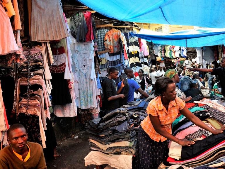 Altkleiderhändler auf Ugandas größtem Markt, dem St. Balikuddembe-Markt.
