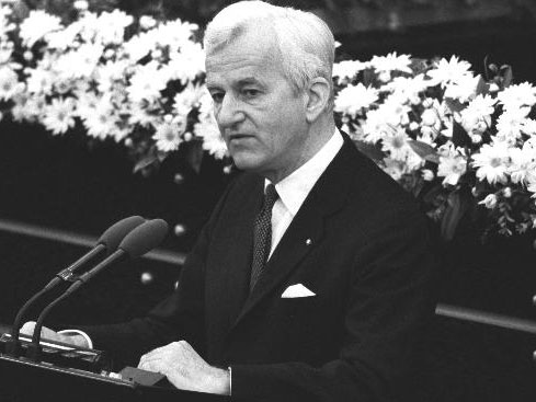 Richard von Weizsäcker bei seiner Rede zum 40. Jahrestag des Kriegsendes am 8.5. 1985 in Bonn