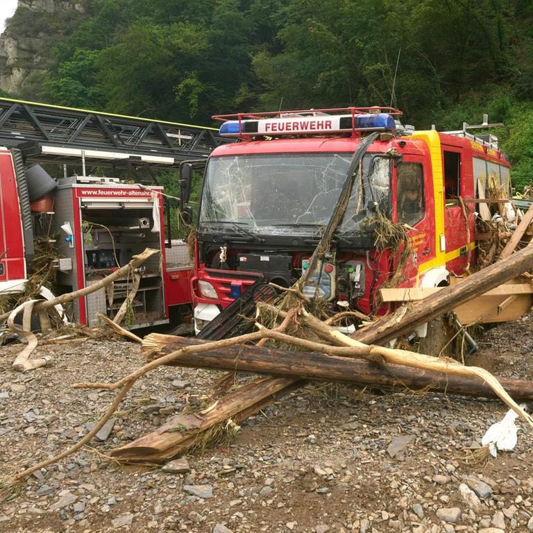 Fahrzeuge der Feuerwehr wurden in Altenahr durch das Hochwasser beschädigt. Starkregen führte zu extremen Überschwemmungen.
