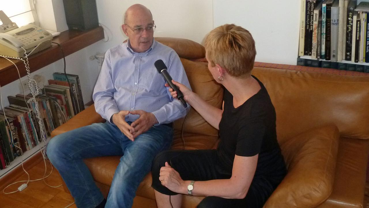 Der israelische Historiker Tom Segev in seiner Wohnung in Jerusalem - im Gespräch mit Sigrid Brinkmann