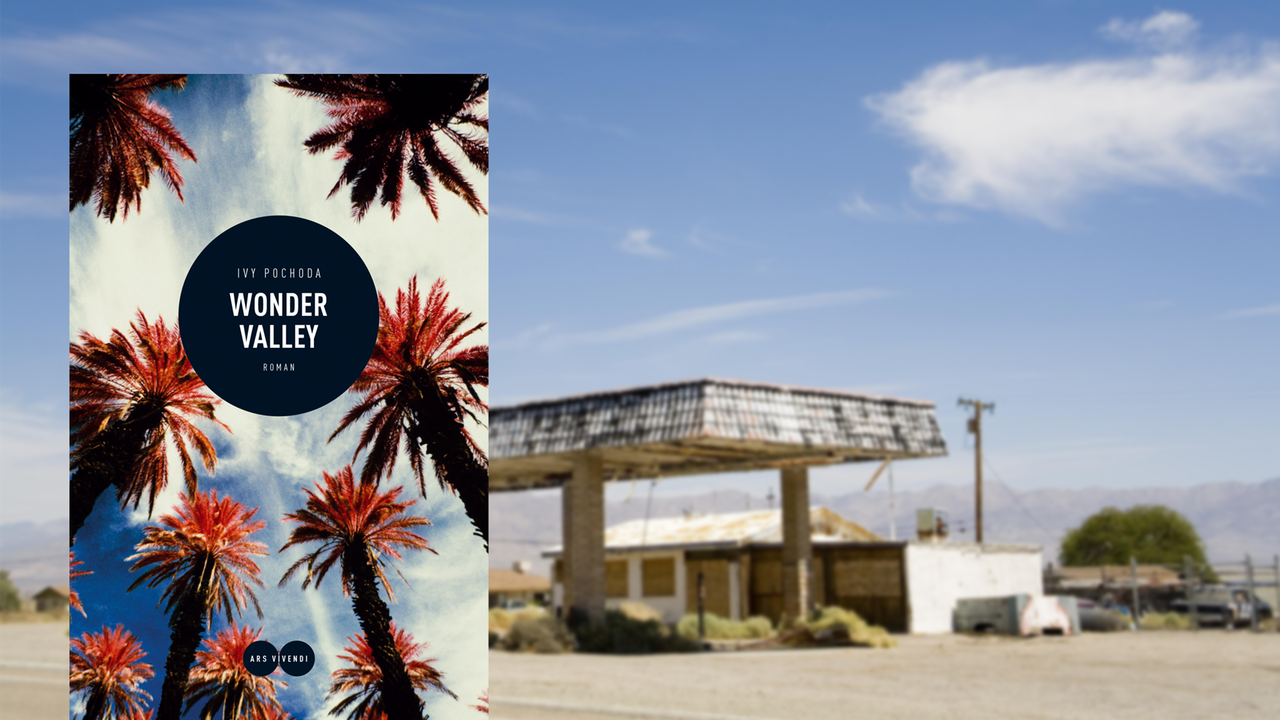 Im Vordergrund ist das Cover des Krimis "Wonder Valley", im Hintergrund eine verlassene Tankstelle in der Mojave-Wüste in Kalifornien.