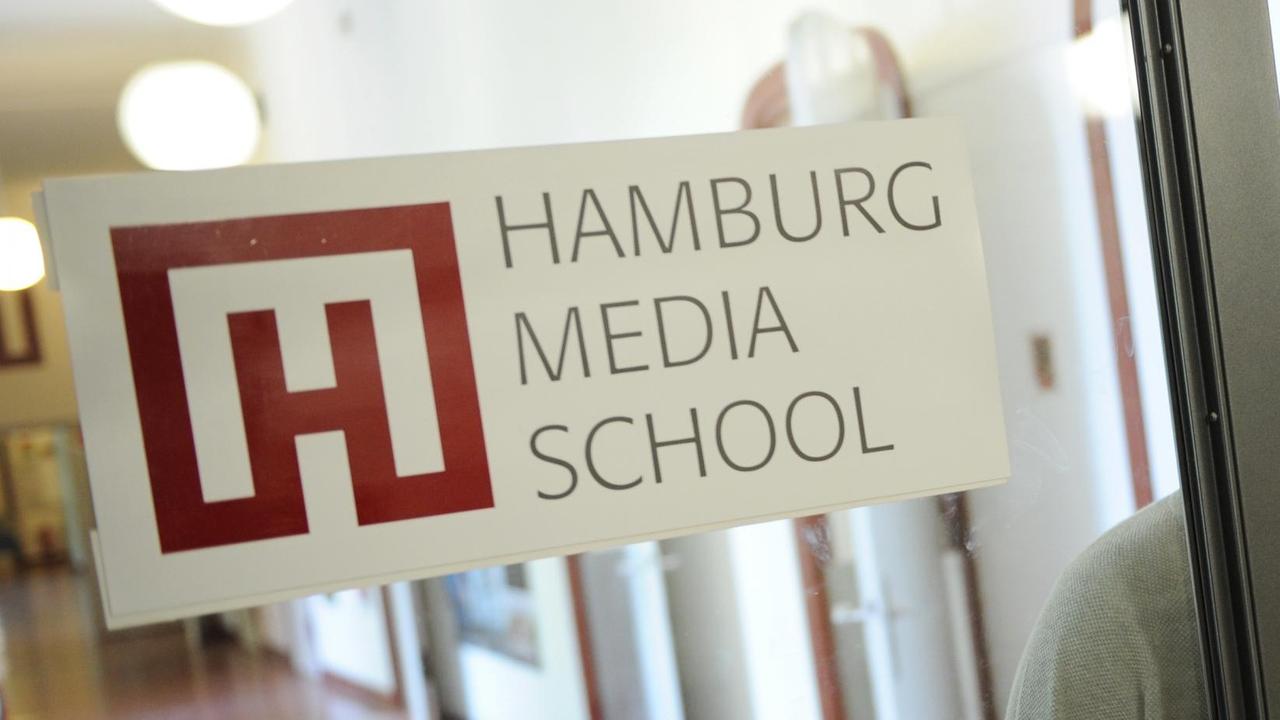 Das Logo der Hamburg Media School in einem Flur der Hochschule