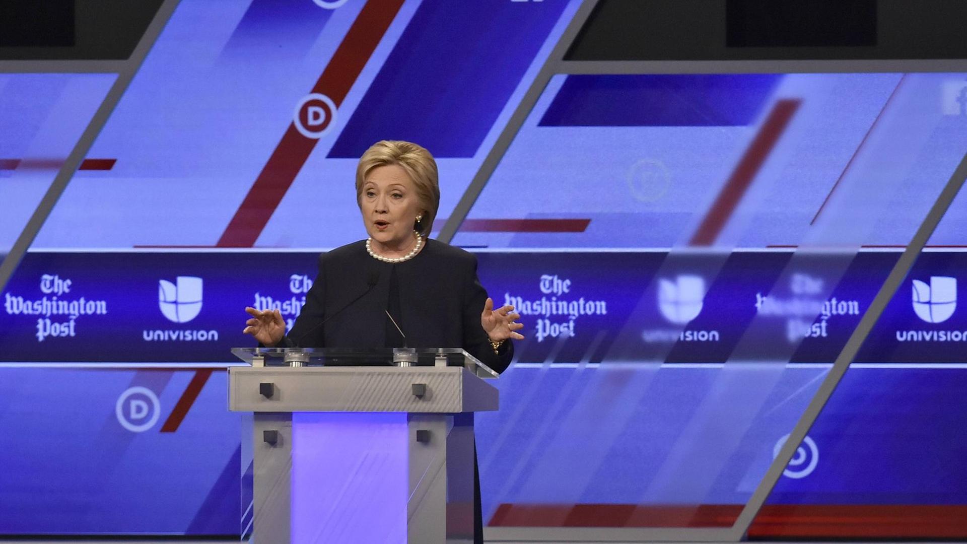Hillary Clinton antwortet auf einer Veranstaltung der "Washington Post" und des Senders Univision in Florida auf eine Frage.