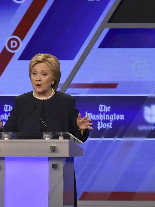 Hillary Clinton antwortet auf einer Veranstaltung der "Washington Post" und des Senders Univision in Florida auf eine Frage.