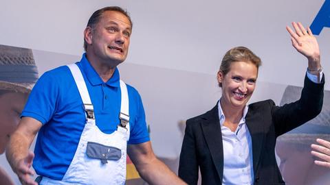 Tino Chrupalla (l) und Alice Weidel, die AfD-Spitzenkandidaten für die Bundestagswahl. In jüngsten Wählerbefragungen kam die AfD auf zehn bis elf Prozent. Die Partei zieht mit dem Slogan «Deutschland. Aber normal.» in den Wahlkampf.