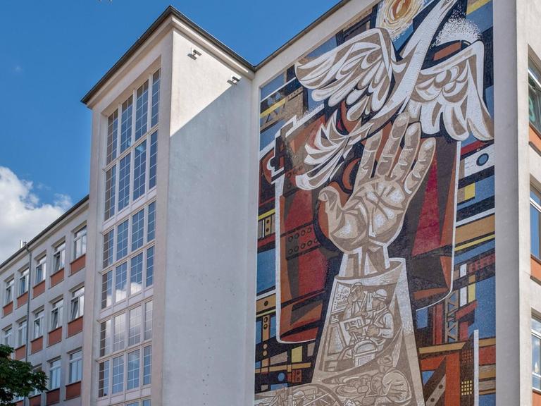 Mosaik mit Friedenstaube von Walter Womacka am Linden-Zentrum in Eisenhüttenstadt