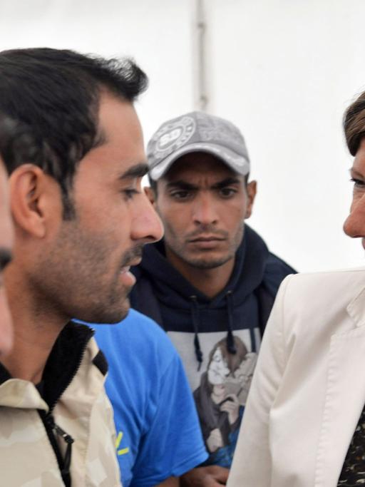 Die rheinland-pfälzische Ministerpräsidentin Malu Dreyer im Gespräch mit Flüchtlingen