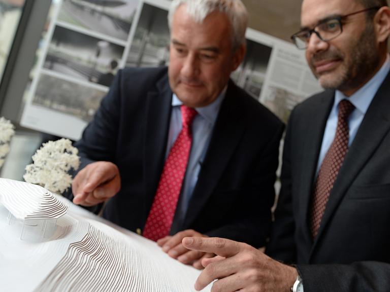 Der bayerische Kultusminister Ludwig Spaenle (l) und der israelische Generalkonsul Dan Shaham mit dem Entwurf für die Gedenkstätte.