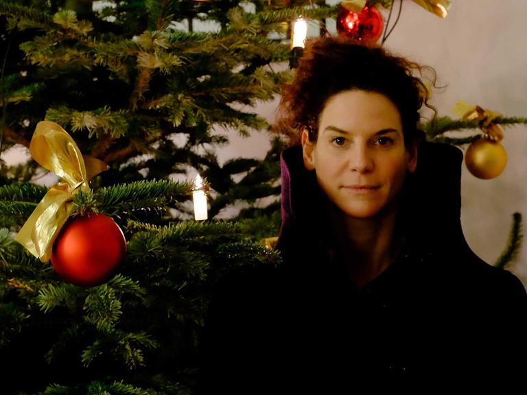 Die Schauspielerin Bibiana Beglau vor dem Weihnachtsbaum bei Deutschlandradio Kultur.