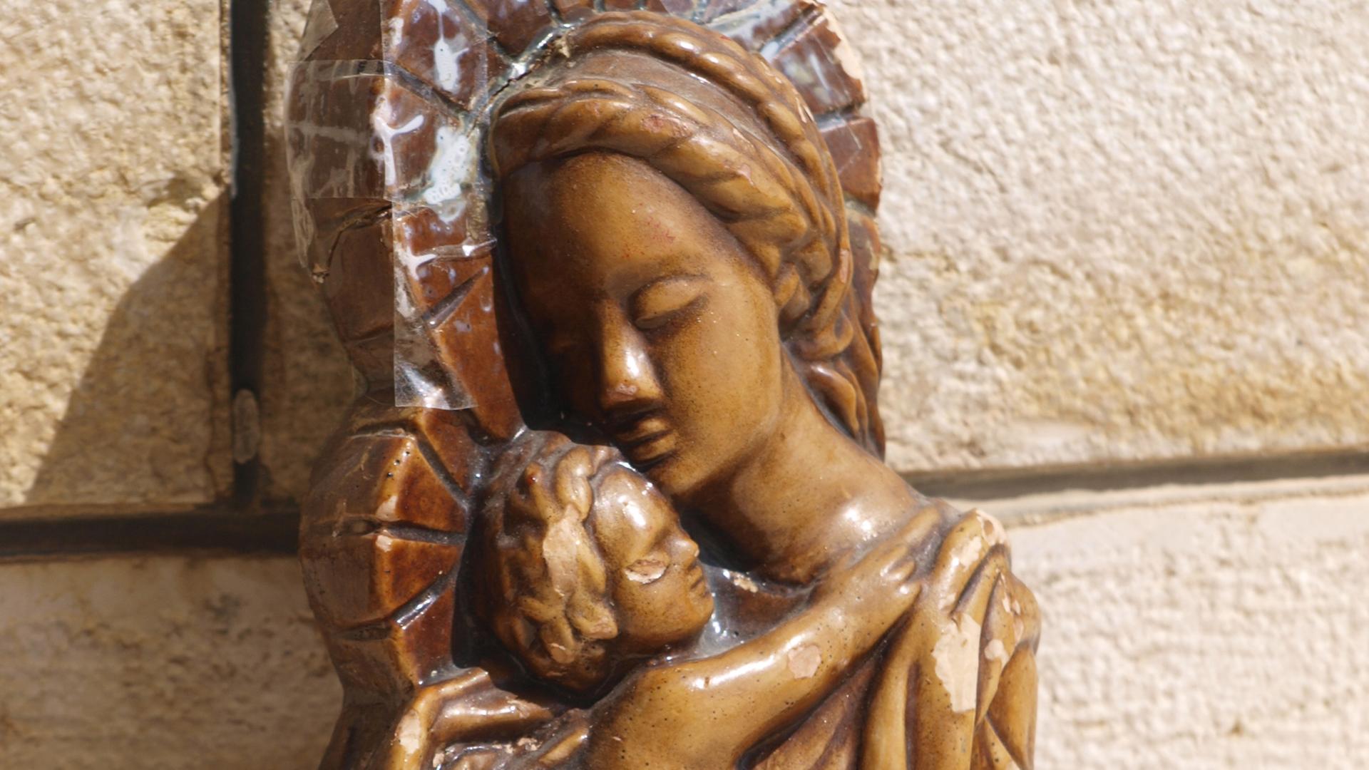 Ein Relief zeigt Maria mit dem Jesuskind