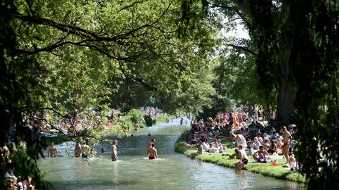 Sonnenbadende am Eisbach des Englischen Gartens in München