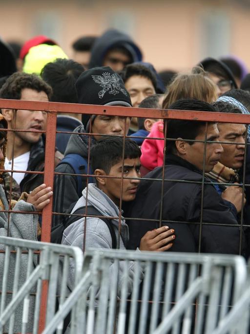 Zu sehen sind Flüchtlinge, die in Slowenien auf eine Weiterreise warten.