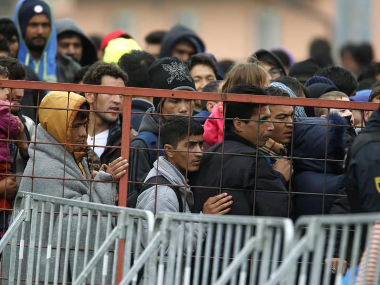 Zu sehen sind Flüchtlinge, die in Slowenien auf eine Weiterreise warten.