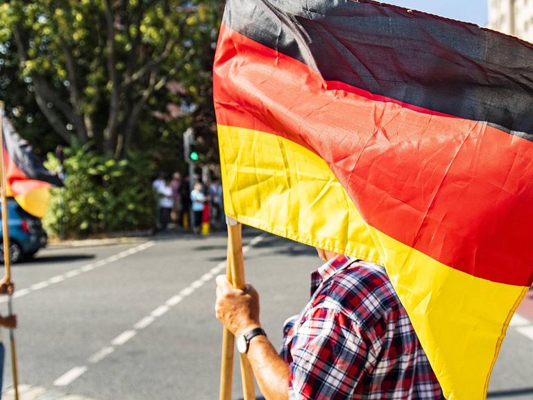 Anhänger von AfD und Pegida demonstrieren in Dresden gegen den Besuch von Bundeskanzlerin Angela Merkel.