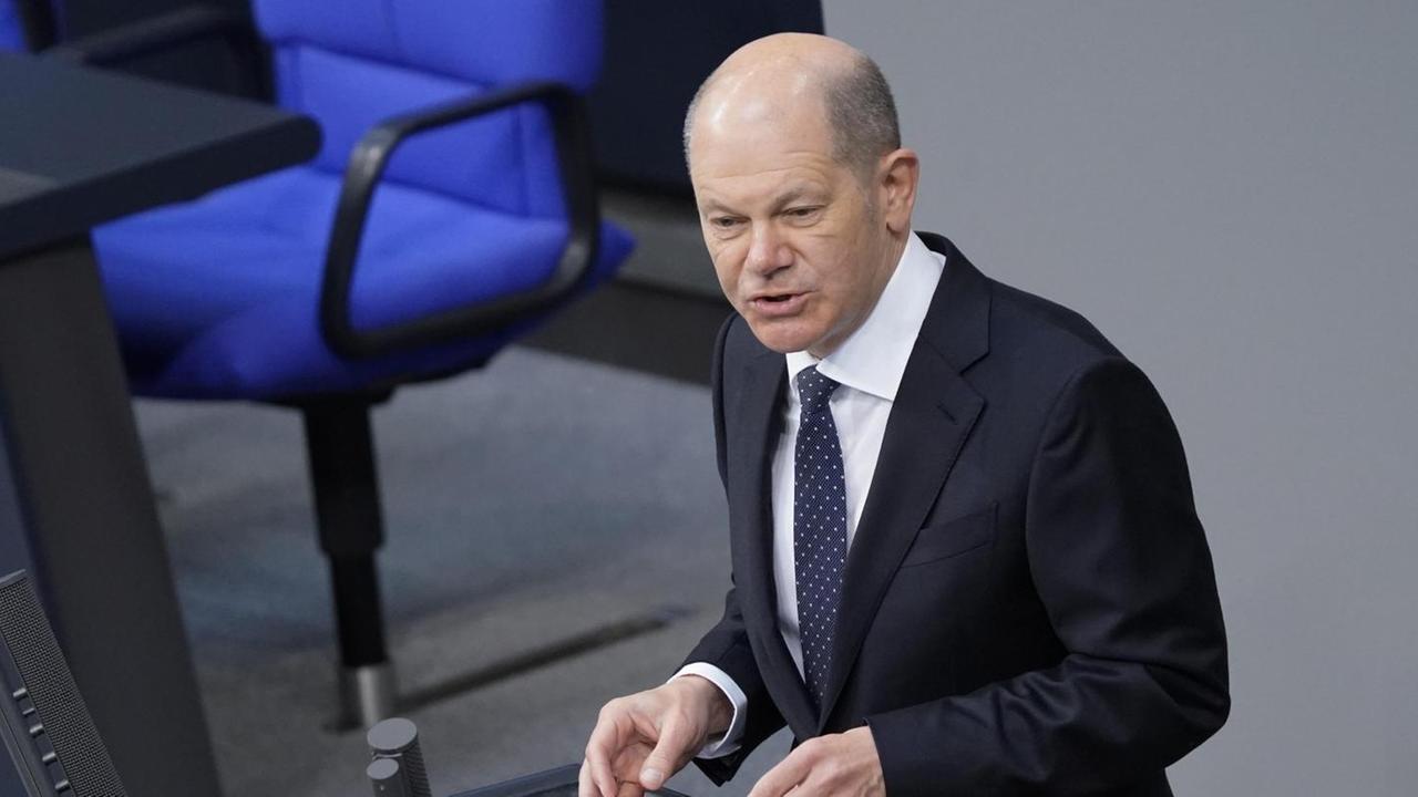 Aktuell, 23.04.2021, Berlin, Olaf Scholz der Bundesminister der Finanzen im Portrait bei seiner Rede zum Thema Beschluss Art. 115 II GG, Nachtragshaushalt bei der 225. Sitzung des Deutschen Bundestag in Berlin Aktuell, 23.04.2021, Berlin, Olaf Scholz der Bundesminister der Finanzen im Portrait bei seiner Rede zum Thema Beschluss Art. 115 II GG, Nachtragshaushalt bei der 225. Sitzung des Deutschen Bundestag in Berlin