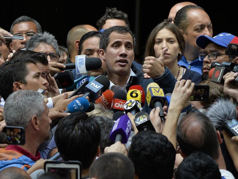 Venezuelas selbsternannter Interimspräsident Juan Guaidó spricht nach einem Gottesdienst für die Opfer der gewaltsamen Zusammenstöße bei den Protesten gegen die Regierung mit Journalisten.