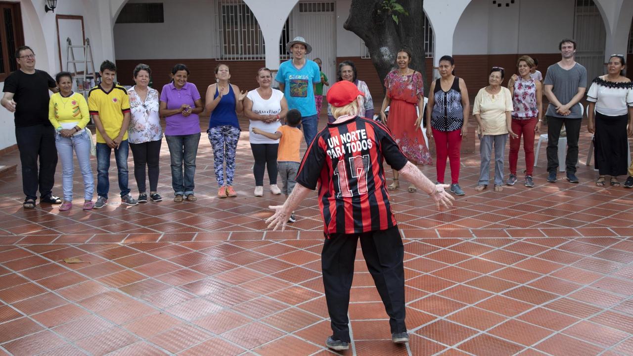Teilnehmer des "Teatro de la paz" in Kolumbien stehen in einer Reihe nebeneinander. 
