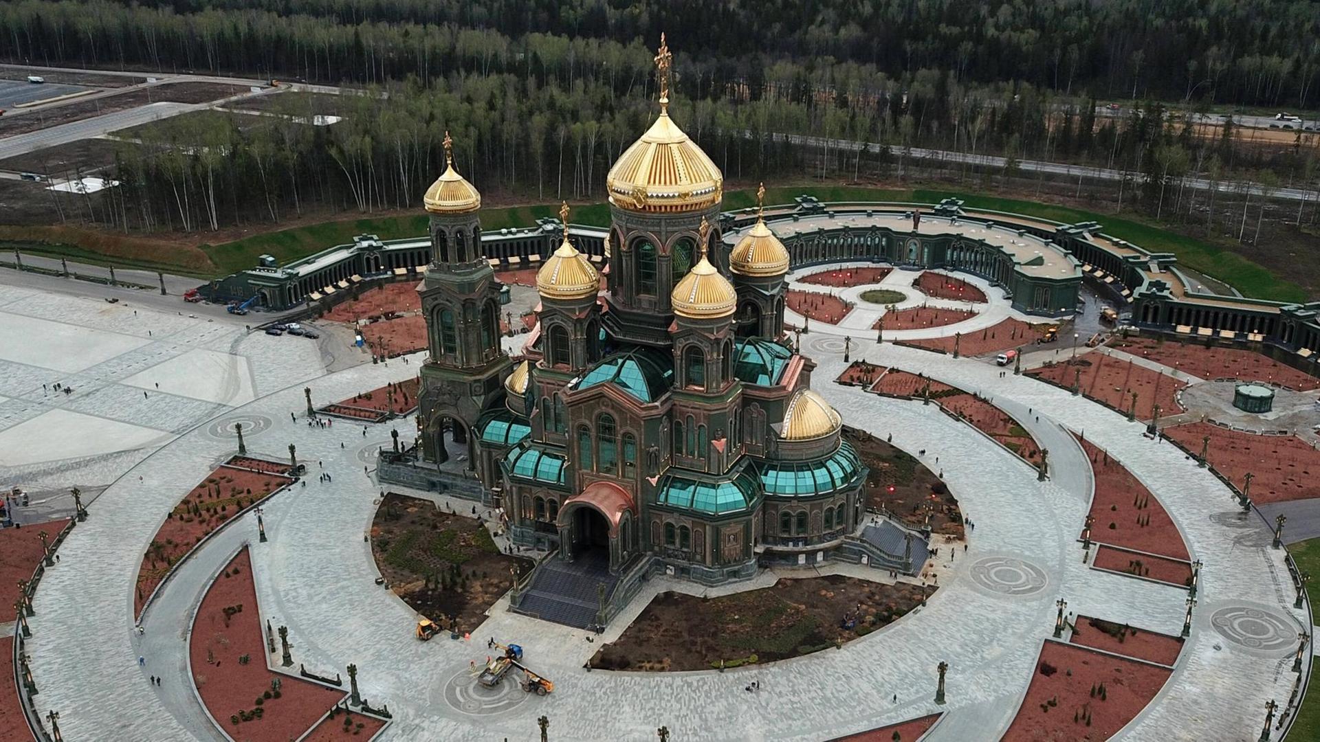Luftaufnahme der Militärkirche im Parko Patriot in Moskau